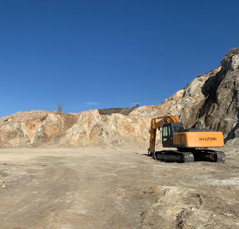 maquina en cantera de talco de carbocalcio